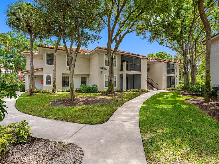 Mizner Court — Photo 32