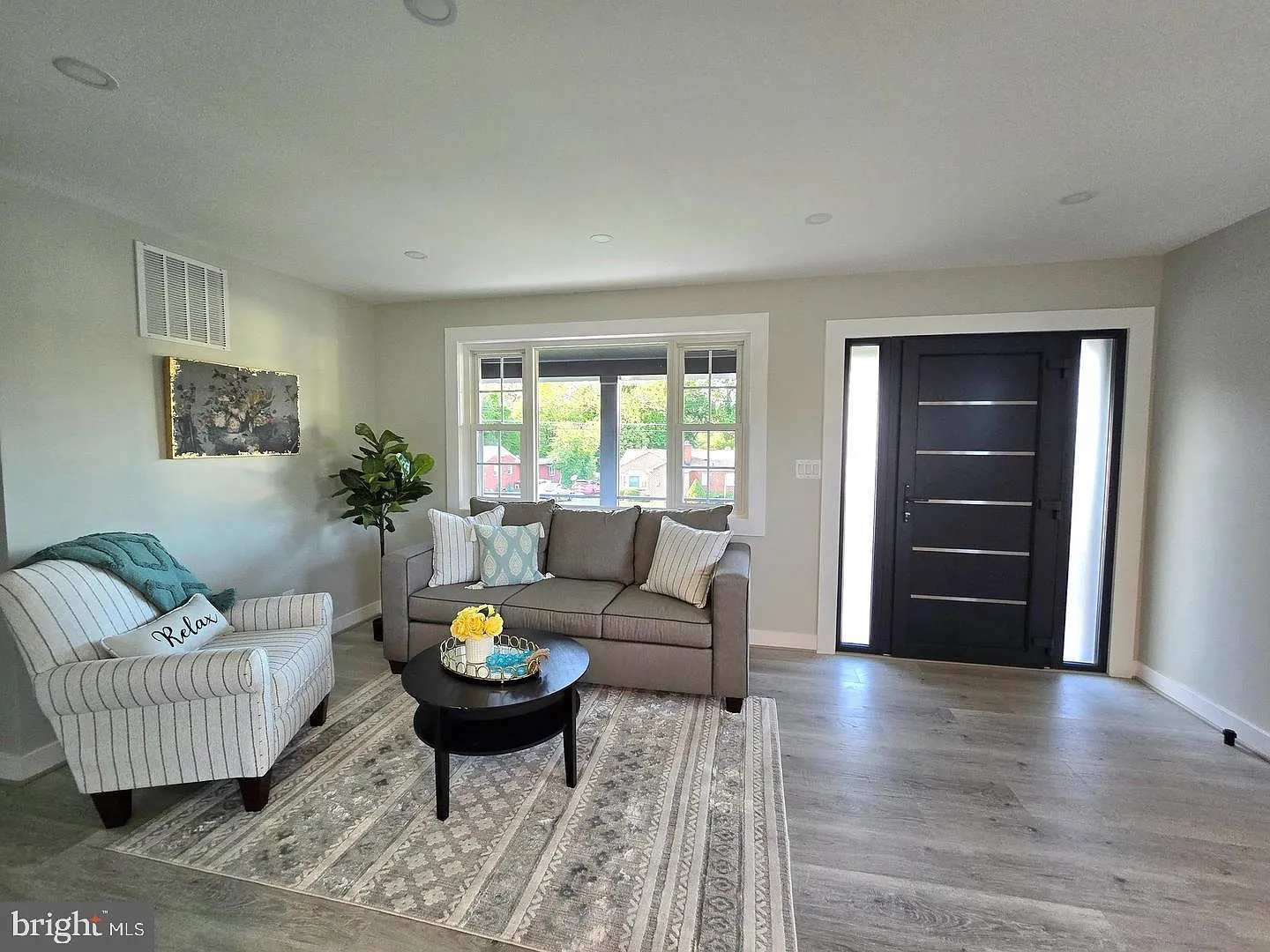 4 bed, 2.0 bath, 2500 sqft, $5,500 — Photo 2