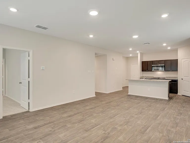 728 Armadillo Dr — Photo 12