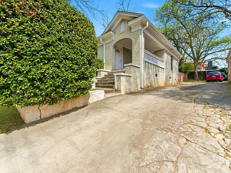 202 Warren St — Photo 2