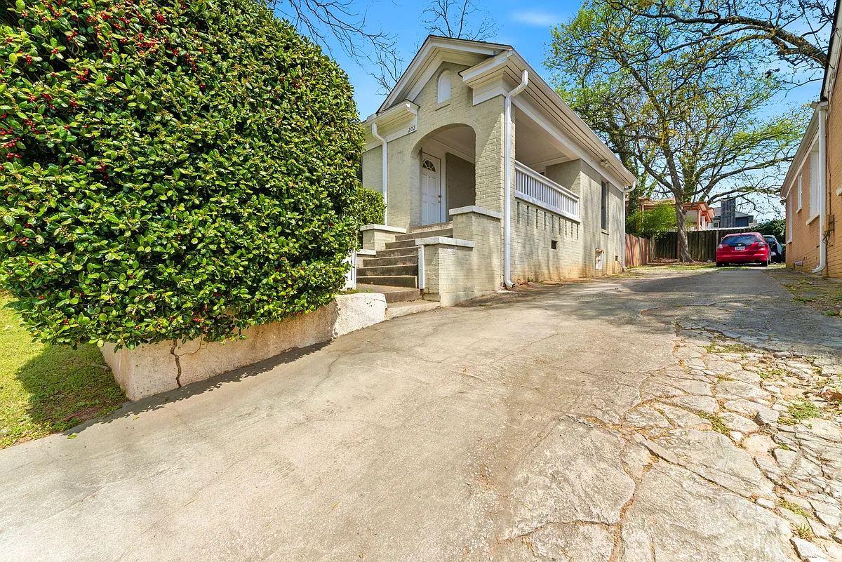 Building Photo - 202 Warren St
