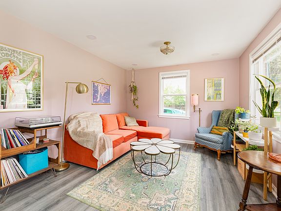 5th image of 102 Lyle Ln