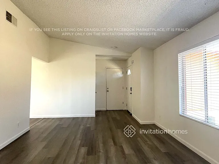 106 Brockton Ct — Photo 2