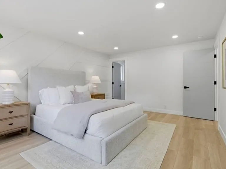 814 NE 185th St — Photo 33