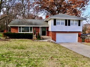 802 Sweetbriar Dr, Waukesha, WI 53186