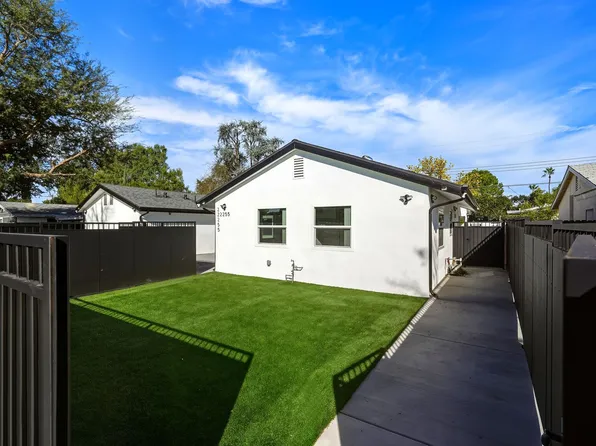 22255 Wyandotte St, Canoga Park, CA 91303