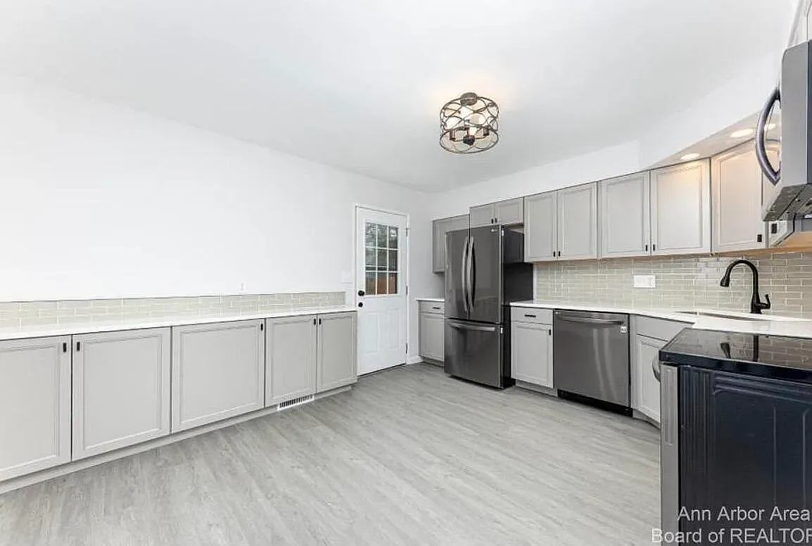 3 bed, 925 sqft, $2,300 — Photo 4