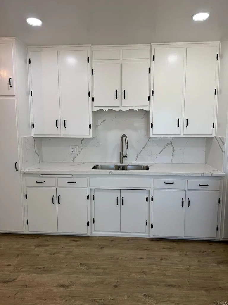 3 bed, 950 sqft, $3,195 — Photo 3