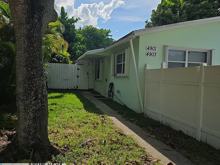 4901 SW 28th Ter — Photo 13