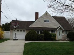 39 Wishbone Ln, Wantagh, NY 11793