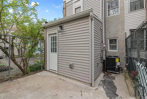 1821 E Oakdale St — Photo 26