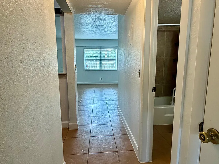 2607 NE 8th Ave #3 — Photo 12