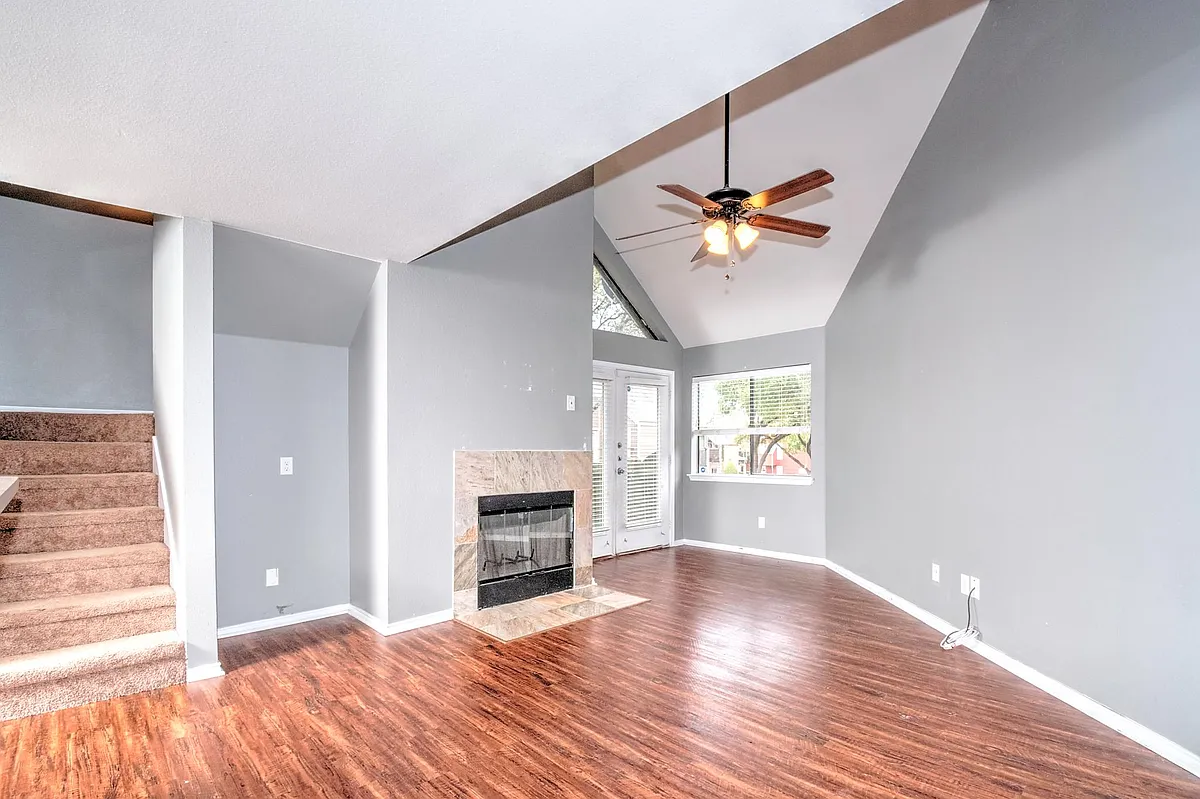 Building Photo - 9831 Walnut St #209
