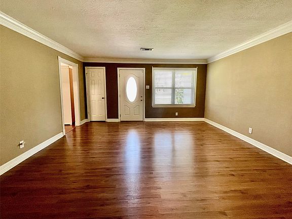 4th image of 443 Baywood St