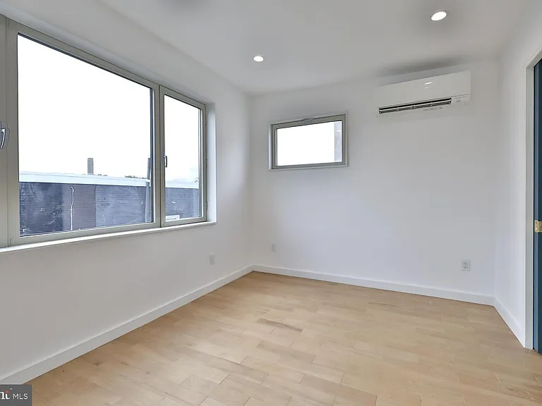 725 S 6th St — Photo 24