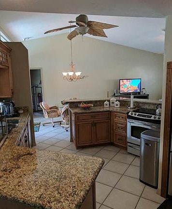 5th image of 27221 Elaine Dr