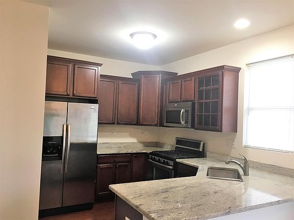 4th image of 517 Plaza Pl