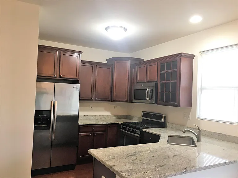 517 Plaza Pl — Photo 4