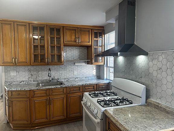 2nd image of 325 Woodside Ave Floor 2