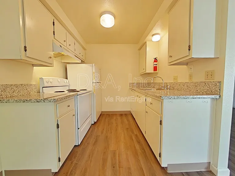 325 SE Lilly Ave #C — Photo 4