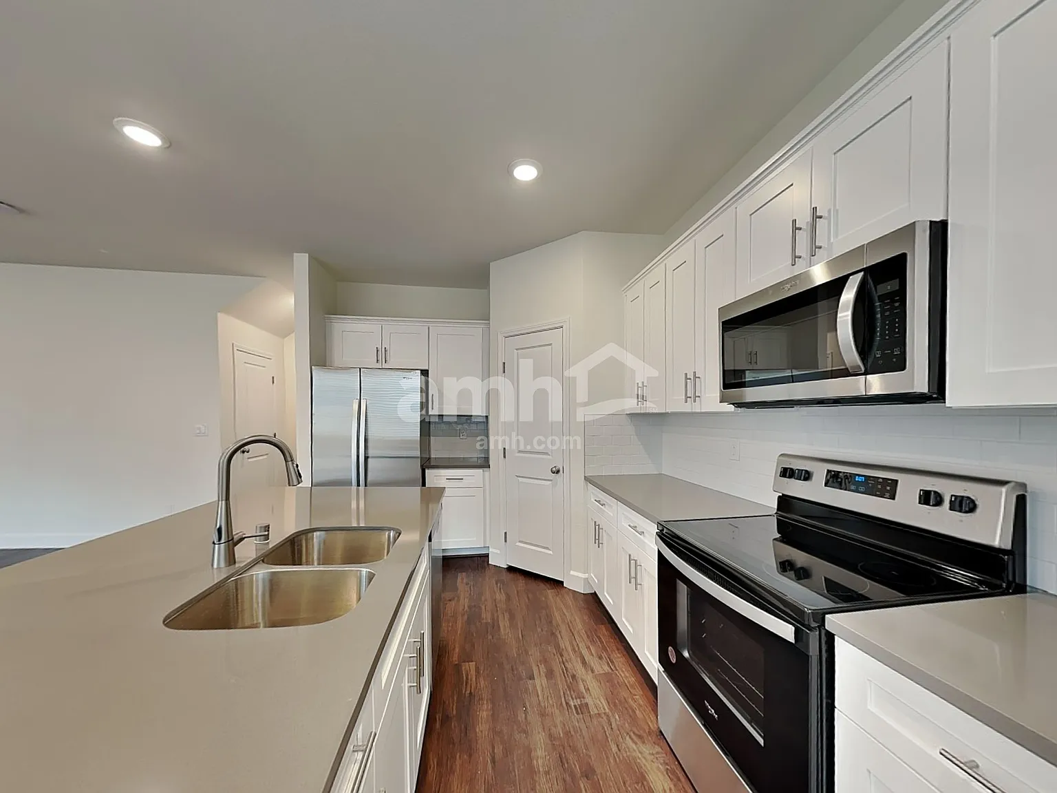 3 bed, 2.5 bath, 1845 sqft, $2,410 — Photo 3