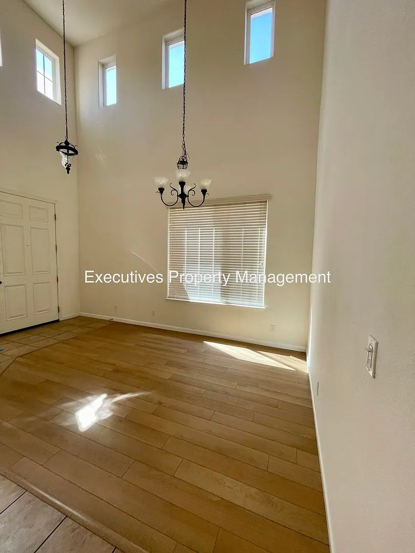 House For Rent | 733 Round Hill Dr, Merced — Photo 2