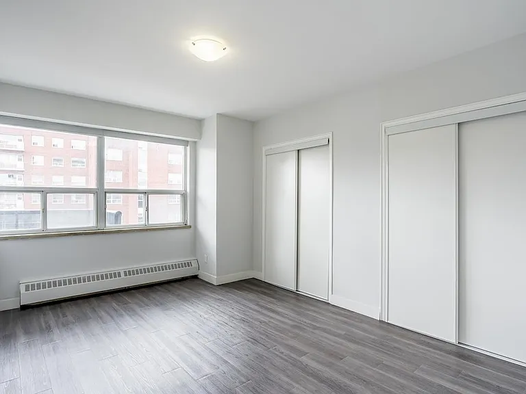 321 Chaplin Cres — Photo 8