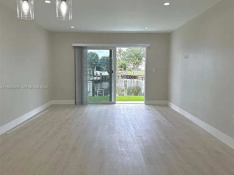 708 Victoria Dr #101 — Photo 14