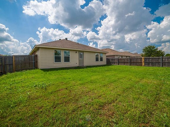 4th image of 2704 Plantation Dr