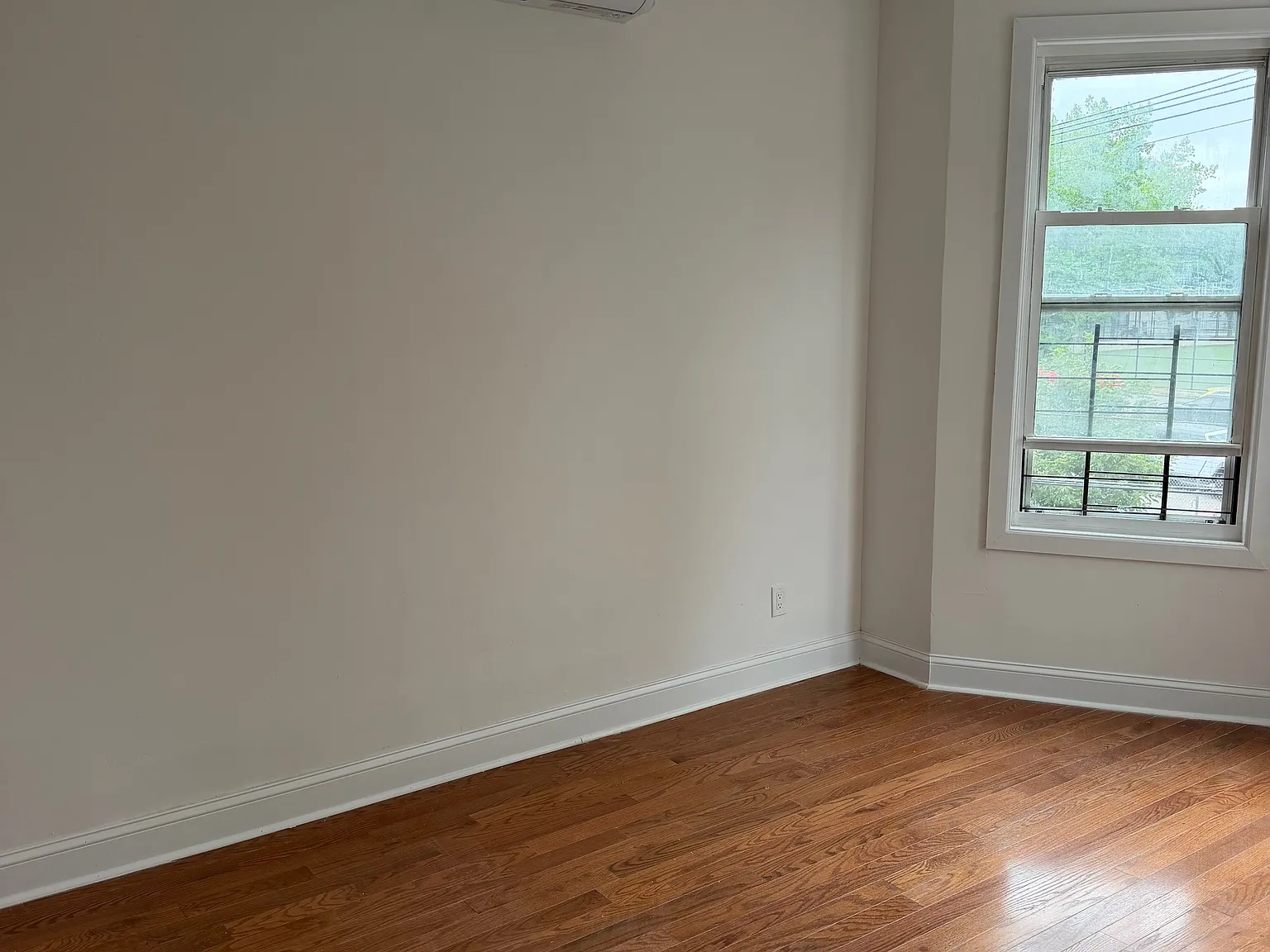 5 bed, 1400 sqft, $4,600 — Photo 2