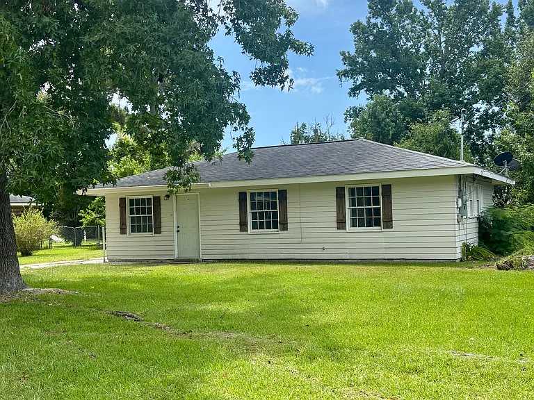 203 Larosa Rd — Photo 1