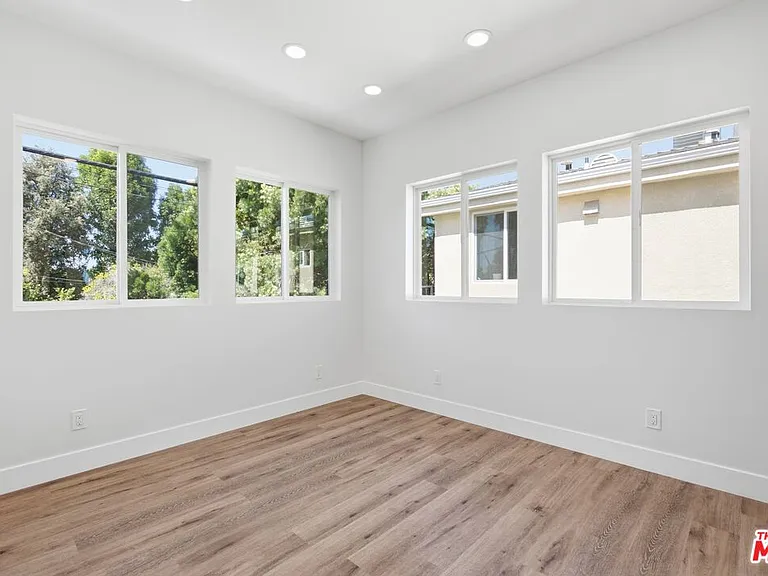 11615 Burbank Blvd #3/4 — Photo 13