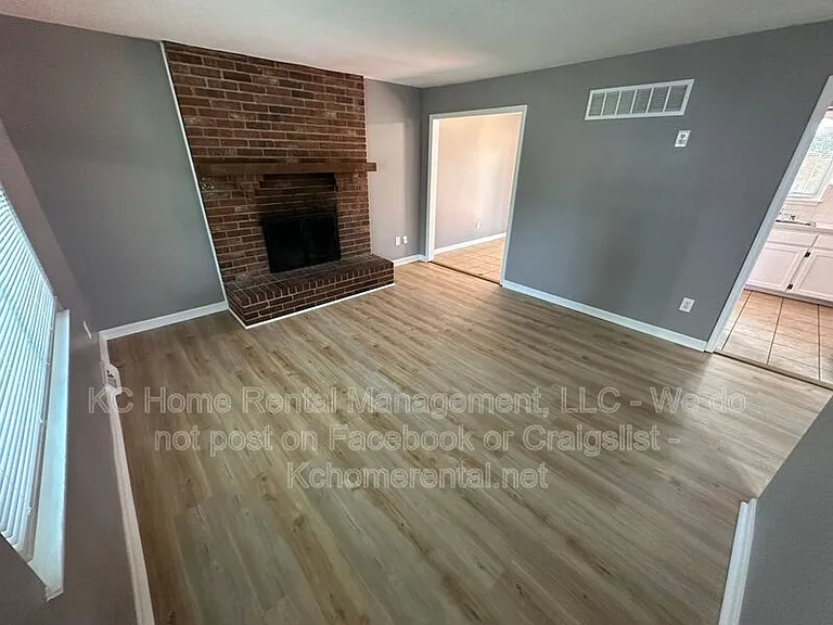 424 NE Lakeview Dr — Photo 7