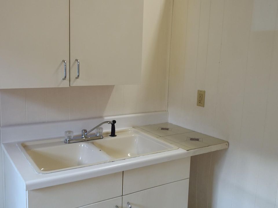 1st image of 615 Fellows Ave
