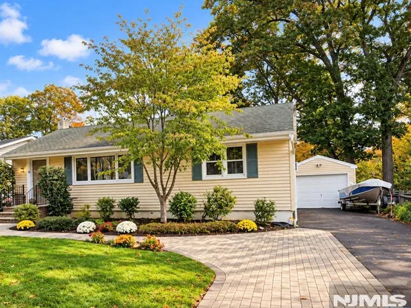 98 Roosevelt Boulevard, Oakland, NJ 07436
