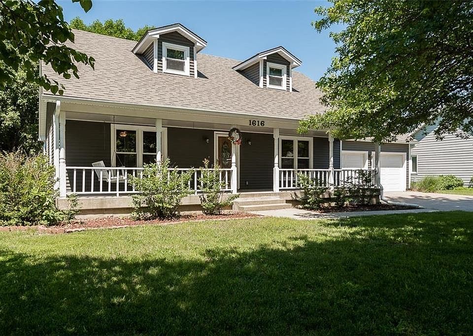 Charming home with a great front porch!