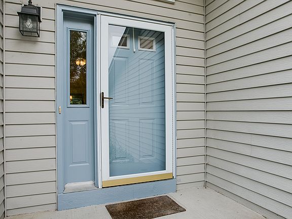 4th image of 3690 Urbandale Ln N