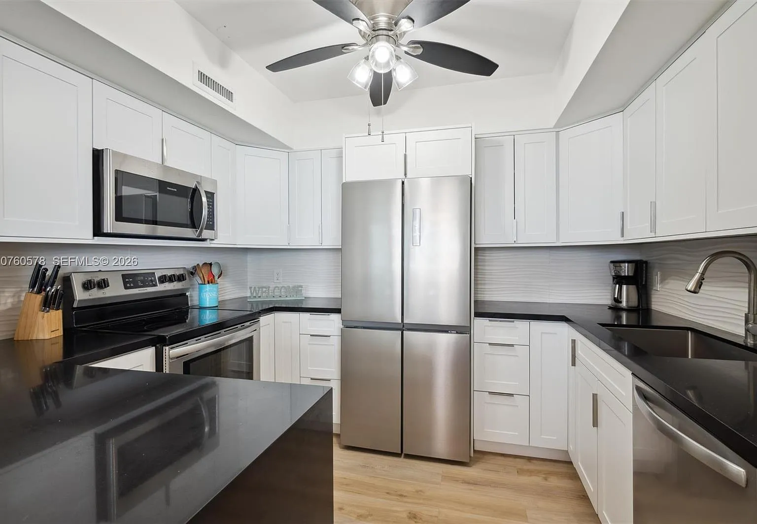 Alexander Towers Condo — Photo 2