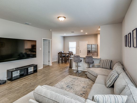3rd image of 10446 Buescher Ln