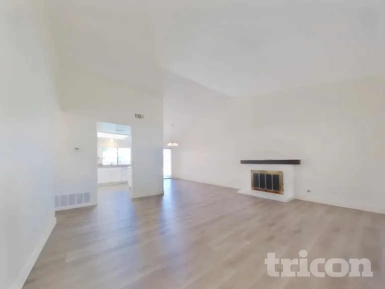 25854 Harriet Ave — Photo 2