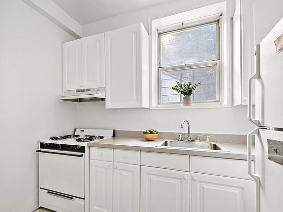 3rd image of 735 Avenue W #L2