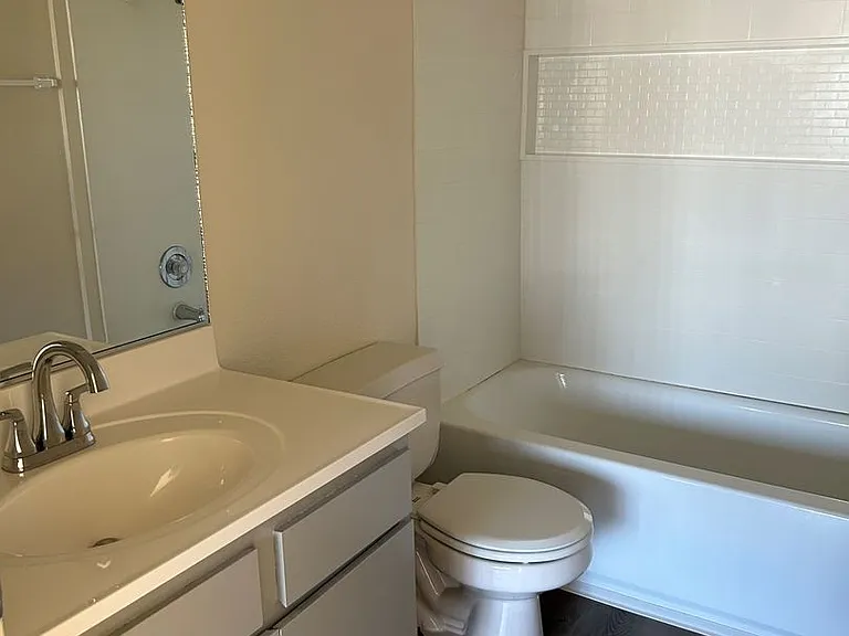 Lake Street Apartments — Photo 27