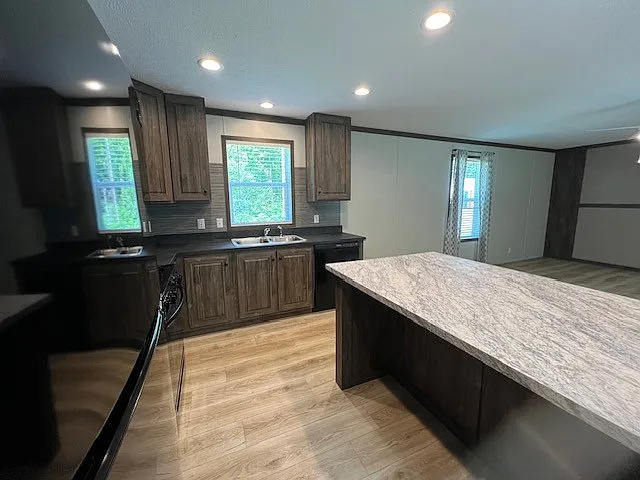 Convienent & Comfort Living! — Photo 3