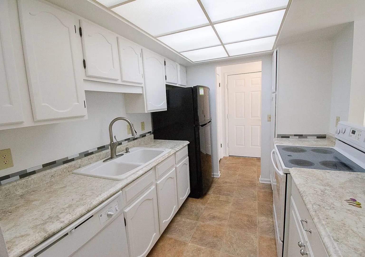 Convenient Ground-Level Condo Near West Circle — Photo 3