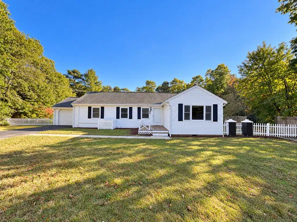 8 Spectacle Pond Drive, Teaticket, MA 02536