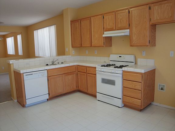 3rd image of 907 Summerbreeze Ct