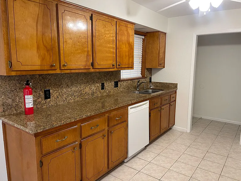 113 W Harbor Dr — Photo 11