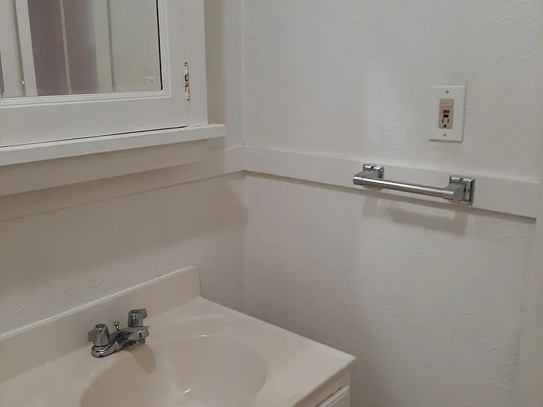 College Housing - 4 bedrooms — Photo 30