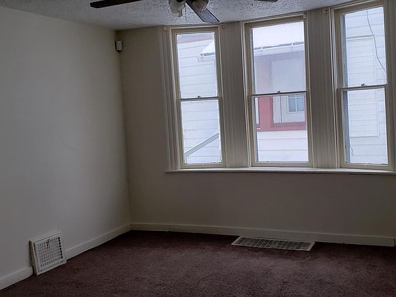 3rd image of 3911 Archwood Ave