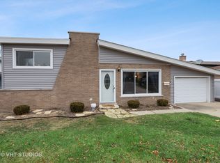15 E Peiffer Ave, Lemont, IL 60439